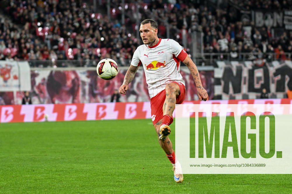 Fußball I Herren I Saison 2026-2027 I Bundesliga I 5. Spieltag I RB Leipzig - Eintracht Frankfurt I 10.10.2026 David Raum (22, RB Leipzig) nimmt den Ball aus der Luft an Freisteller, Nahaufnahme, Porträt, Portrait, Einzelfoto, Einzelbild, Körper Leipzig Red Bull Arena Sachsen Deutschland