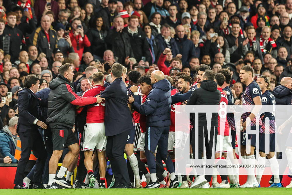 Premier League: Manchester United, ManU v Tottenham Hotspur An altercation between the players during the Premier League match Manchester United vs Tottenham Hotspur at Old Trafford, Manchester, United Kingdom on 10 October 2026 (Photo by Mark Cosgrove News Images) Manchester Old Trafford Greater Manchester United Kingdom