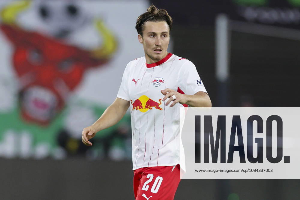 Rocco Reitz (RB Leipzig) gestikuliert waehrend des spiels der 1. Bundesliga zwischen RB Leipzig und Eintracht Frankfurt, Red Bull Arena am 10. October 2026 in Leipzig, Deutschland. (Foto von Marco Steinbrenner DeFodi Images) +++ Rocco Reitz (RB Leipzig) gestures during the Bundesliga match between RB Leipzig and Eintracht Frankfurt at Red Bull Arena on October 10, 2026 in Leipzig, Germany. (Photo by Marco Steinbrenner DeFodi Images) DFB DFL REGULATIONS PROHIBIT ANY USE OF PHOTOGRAPHS AS IMAGE SEQUENCES AND OR QUASI-VIDEO. (Photo by Marco Steinbrenner DeFodi Images) -