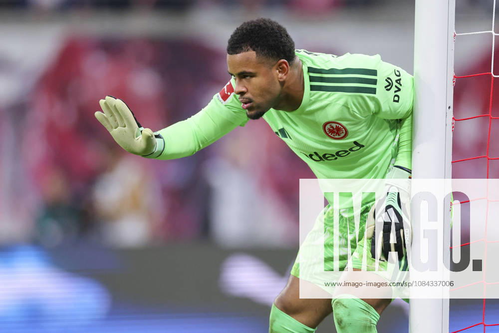 Torhueter Noah Atubolu (Eintracht Frankfurt) gestikuliert waehrend des spiels der 1. Bundesliga zwischen RB Leipzig und Eintracht Frankfurt, Red Bull Arena am 10. October 2026 in Leipzig, Deutschland. (Foto von Marco Steinbrenner DeFodi Images) +++ Torhueter Noah Atubolu (Eintracht Frankfurt) gestures during the Bundesliga match between RB Leipzig and Eintracht Frankfurt at Red Bull Arena on October 10, 2026 in Leipzig, Germany. (Photo by Marco Steinbrenner DeFodi Images) DFB DFL REGULATIONS PROHIBIT ANY USE OF PHOTOGRAPHS AS IMAGE SEQUENCES AND OR QUASI-VIDEO. (Photo by Marco Steinbrenner DeFodi Images) -
