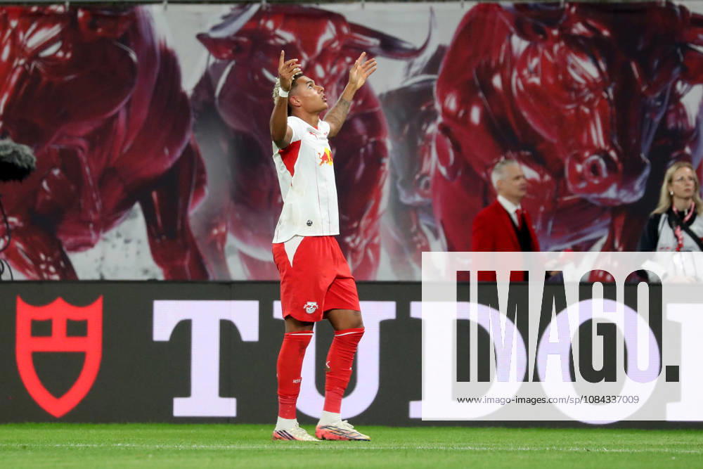 Fussball 1.Bundesliga, RB Leipzig - Eintracht Frankfurt v.l. Torjubel nach dem Tor zum celebrating the goal celebrate 5:0 durch Antonio Nusa (RB Leipzig) Leipzig