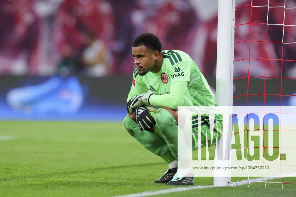 Torhueter Noah Atubolu (Eintracht Frankfurt) schaut enttaeuscht waehrend des spiels der 1. Bundesliga zwischen RB Leipzig und Eintracht Frankfurt, Red Bull Arena am 10. October 2026 in Leipzig, Deutschland. (Foto von Marco Steinbrenner DeFodi Images) +++ Torhueter Noah Atubolu (Eintracht Frankfurt) looks dejected during the Bundesliga match between RB Leipzig and Eintracht Frankfurt at Red Bull Arena on October 10, 2026 in Leipzig, Germany. (Photo by Marco Steinbrenner DeFodi Images) DFB DFL REGULATIONS PROHIBIT ANY USE OF PHOTOGRAPHS AS IMAGE SEQUENCES AND OR QUASI-VIDEO. (Photo by Marco Steinbrenner DeFodi Images) -