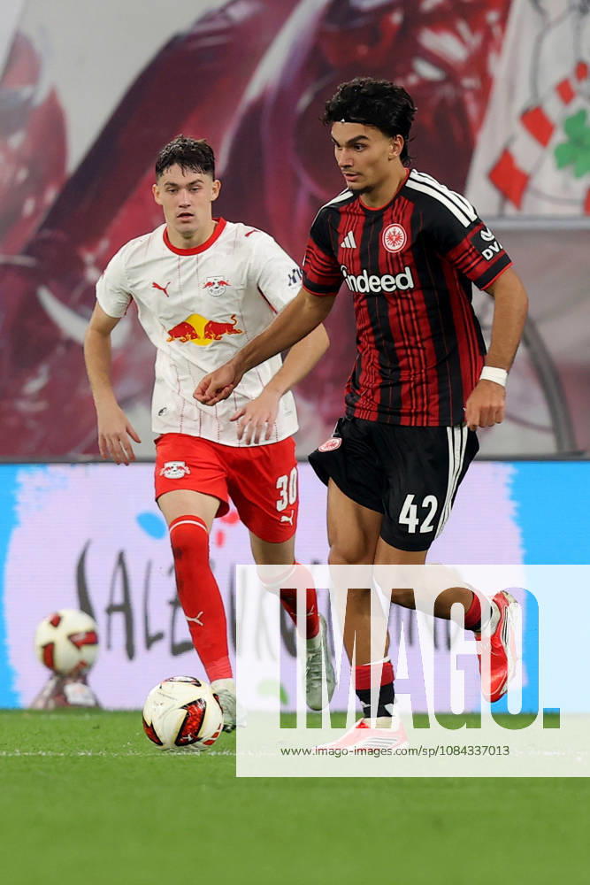 Fussball 1.Bundesliga, RB Leipzig - Eintracht Frankfurt v.l. Andrija Maksimovic (RB Leipzig) Can Uzun (Eintracht Frankfurt) Zweikampf, Aktion, action, battle for the ball Leipzig