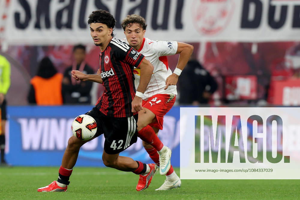 Fussball 1.Bundesliga, RB Leipzig - Eintracht Frankfurt v.l. Can Uzun (Eintracht Frankfurt) Neil El Aynaoui (RB Leipzig) Zweikampf, Aktion, action, battle for the ball Leipzig