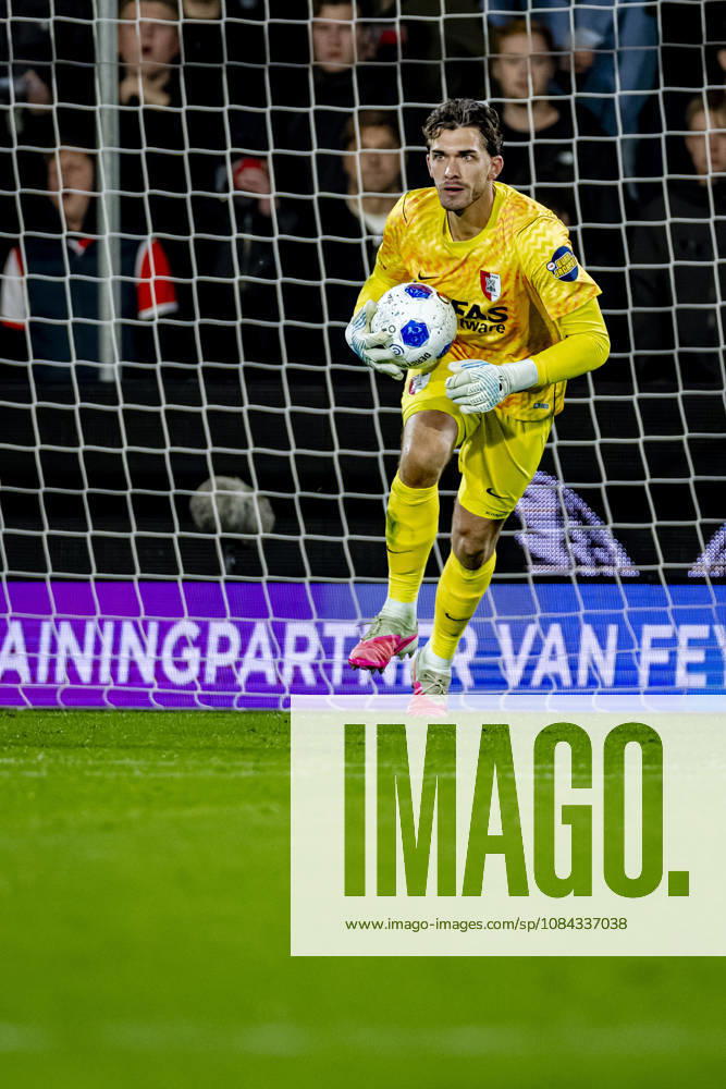 ROTTERDAM - AZ Alkmaar goalkeeper Jari De Busser during the Vriendenloterij Eredivisie match between Feyenoord and AZ at De Kuip on 10 October 2026 in Rotterdam, Nederland. (Photo by DeFodi Images) -
