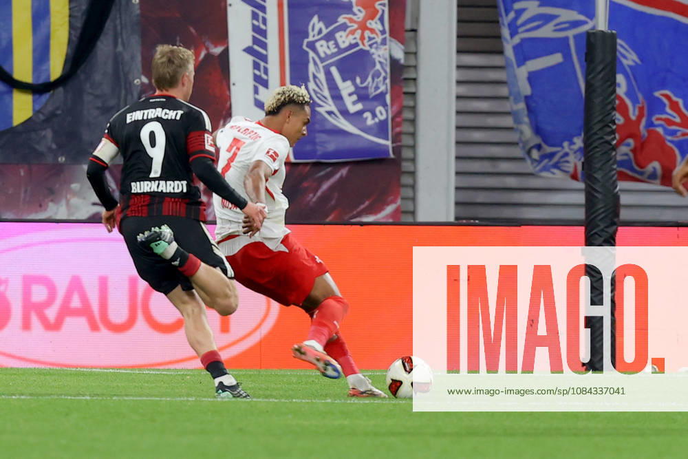 Fussball 1.Bundesliga, RB Leipzig - Eintracht Frankfurt v.l. Antonio Nusa (RB Leipzig) Torschuetze, erzielt das Tor, Treffer, scores the goal 5:0 Jonathan Jonny Burkardt (Eintracht Frankfurt) Leipzig
