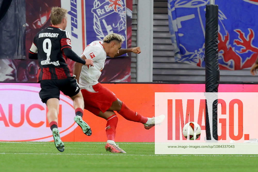 Fussball 1.Bundesliga, RB Leipzig - Eintracht Frankfurt v.l. Antonio Nusa (RB Leipzig) Torschuetze, erzielt das Tor, Treffer, scores the goal 5:0 Jonathan Jonny Burkardt (Eintracht Frankfurt) Leipzig