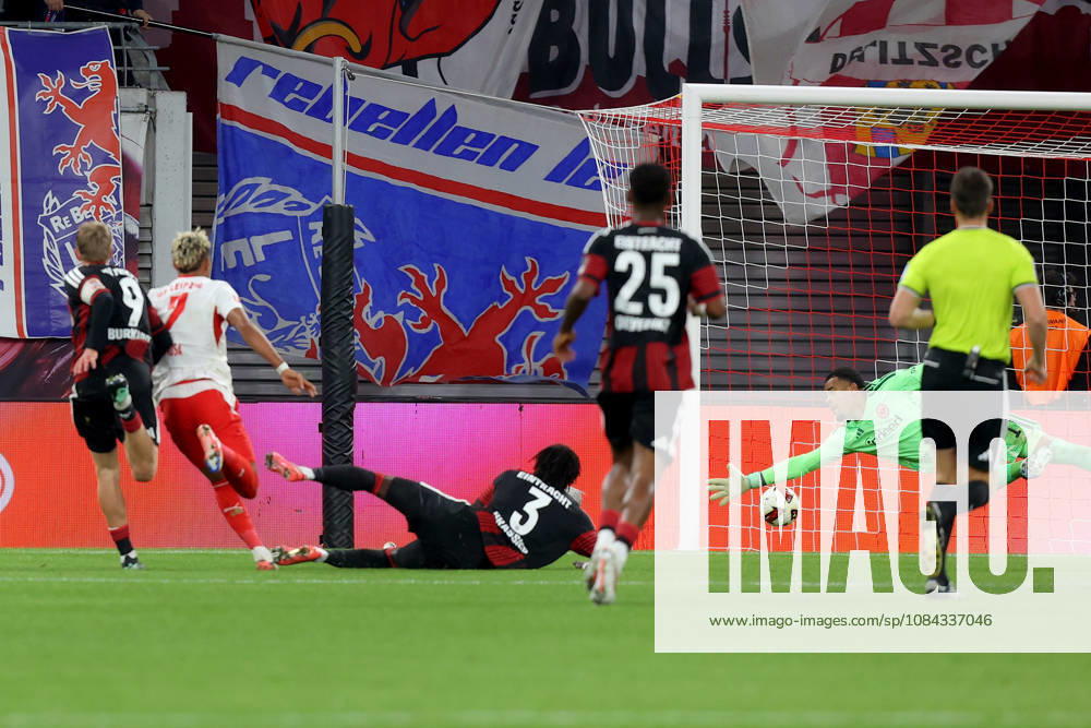 Fussball 1.Bundesliga, RB Leipzig - Eintracht Frankfurt v.l. Antonio Nusa (RB Leipzig) Torschuetze, erzielt das Tor, Treffer, scores the goal 5:0 Jonathan Jonny Burkardt (Eintracht Frankfurt) Noah Atubolu (Eintracht Frankfurt) Leipzig