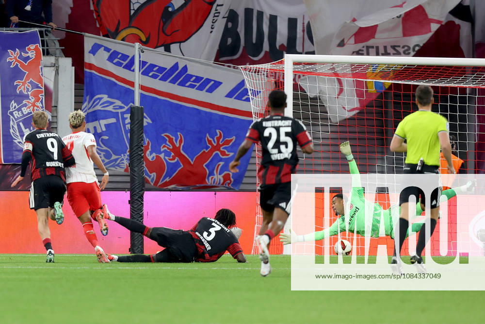 Fussball 1.Bundesliga, RB Leipzig - Eintracht Frankfurt v.l. Antonio Nusa (RB Leipzig) Torschuetze, erzielt das Tor, Treffer, scores the goal 5:0 Jonathan Jonny Burkardt (Eintracht Frankfurt) Noah Atubolu (Eintracht Frankfurt) Leipzig