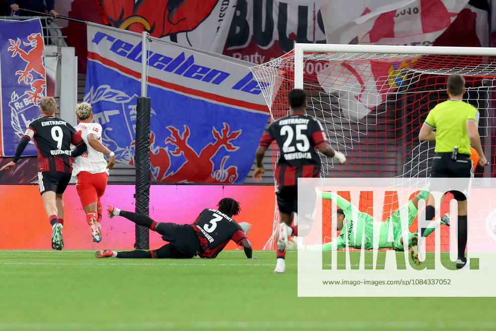 Fussball 1.Bundesliga, RB Leipzig - Eintracht Frankfurt v.l. Antonio Nusa (RB Leipzig) Torschuetze, erzielt das Tor, Treffer, scores the goal 5:0 Jonathan Jonny Burkardt (Eintracht Frankfurt) Noah Atubolu (Eintracht Frankfurt) Leipzig