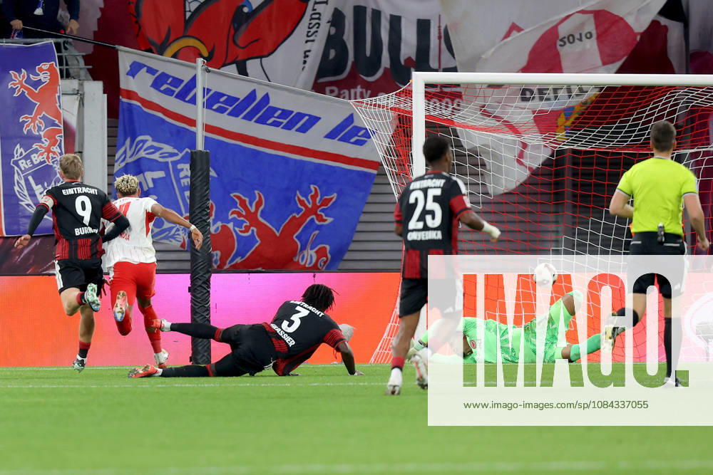 Fussball 1.Bundesliga, RB Leipzig - Eintracht Frankfurt v.l. Antonio Nusa (RB Leipzig) Torschuetze, erzielt das Tor, Treffer, scores the goal 5:0 Jonathan Jonny Burkardt (Eintracht Frankfurt) Noah Atubolu (Eintracht Frankfurt) Leipzig