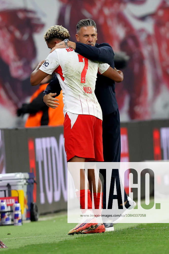 Fussball 1.Bundesliga, RB Leipzig - Eintracht Frankfurt v.l. Auswechslung Antonio Nusa (RB Leipzig) Trainer Coach Martin Demichelis (RB Leipzig) Leipzig