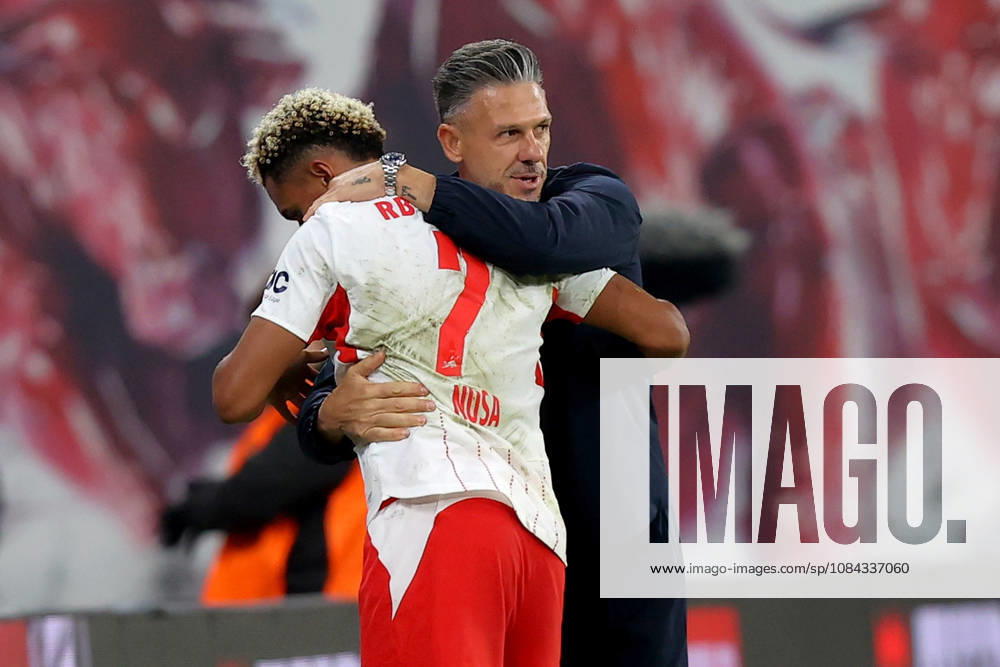 Fussball 1.Bundesliga, RB Leipzig - Eintracht Frankfurt v.l. Auswechslung Antonio Nusa (RB Leipzig) Trainer Coach Martin Demichelis (RB Leipzig) Leipzig