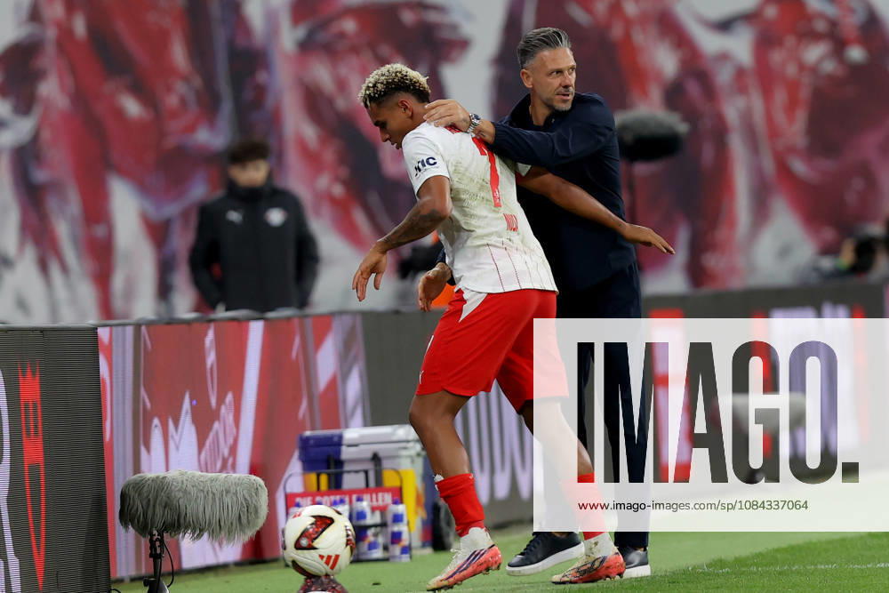 Fussball 1.Bundesliga, RB Leipzig - Eintracht Frankfurt v.l. Auswechslung Antonio Nusa (RB Leipzig) Trainer Coach Martin Demichelis (RB Leipzig) Leipzig