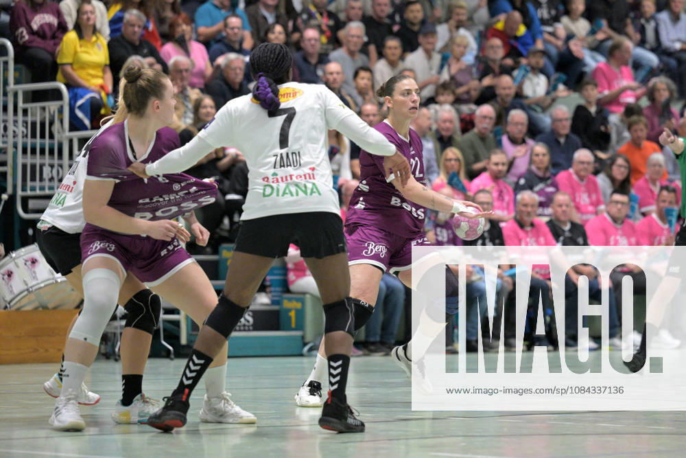 Gabriela Clausson Bitolo (TusSies Metzingen, 22) und Ida Petzold (TusSies Metzingen, 08) gegen Grace Zaadi Deuna (SCM Ramnicu Valcea, 07) TusSies Metzingen vs. SCM Ramnicu Valcea, Handball, EHF, Europa Leauge Qualifikation Rueckspiel, Saison 2026 2027, 10.10.2026 TusSies Metzingen vs. SCM Ramnicu Valcea, Handball, EHF, Europa Leauge Qualifikation Rueckspiel, Saison 2026 2027, 10.10.2026 Metzingen