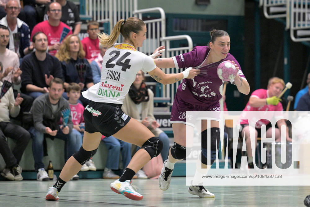 Gabriela Clausson Bitolo (TusSies Metzingen, 22) am Ball gegen Angela Stefania Stoica (SCM Ramnicu Valcea, 24) TusSies Metzingen vs. SCM Ramnicu Valcea, Handball, EHF, Europa Leauge Qualifikation Rueckspiel, Saison 2026 2027, 10.10.2026 TusSies Metzingen vs. SCM Ramnicu Valcea, Handball, EHF, Europa Leauge Qualifikation Rueckspiel, Saison 2026 2027, 10.10.2026 Metzingen
