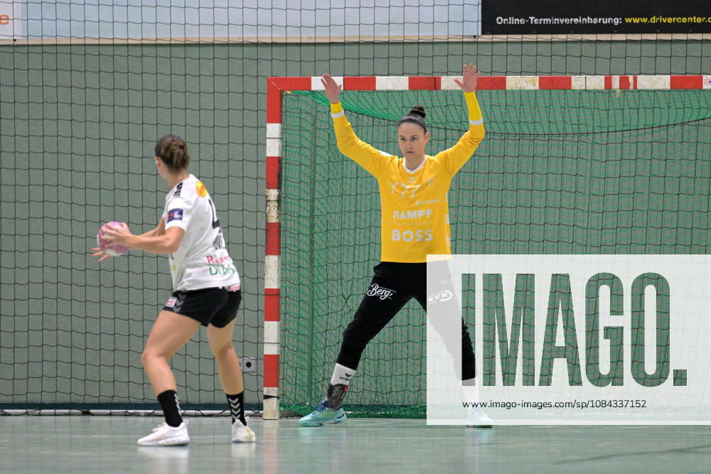 Sara Suba (TusSies Metzingen, 77) im Tor im Zweikampf beim 7 Meter mit Tuva Ulsaker Hove (SCM Ramnicu Valcea, 04) TusSies Metzingen vs. SCM Ramnicu Valcea, Handball, EHF, Europa Leauge Qualifikation Rueckspiel, Saison 2026 2027, 10.10.2026 TusSies Metzingen vs. SCM Ramnicu Valcea, Handball, EHF, Europa Leauge Qualifikation Rueckspiel, Saison 2026 2027, 10.10.2026 Metzingen