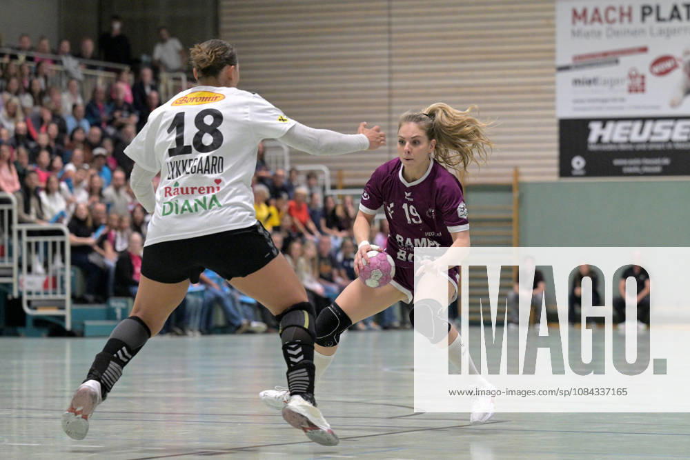 Johanna Farkas (TusSies Metzingen, 19) am Ball gegen Maria Schmidt Lykkegaard (SCM Ramnicu Valcea, 18) TusSies Metzingen vs. SCM Ramnicu Valcea, Handball, EHF, Europa Leauge Qualifikation Rueckspiel, Saison 2026 2027, 10.10.2026 TusSies Metzingen vs. SCM Ramnicu Valcea, Handball, EHF, Europa Leauge Qualifikation Rueckspiel, Saison 2026 2027, 10.10.2026 Metzingen