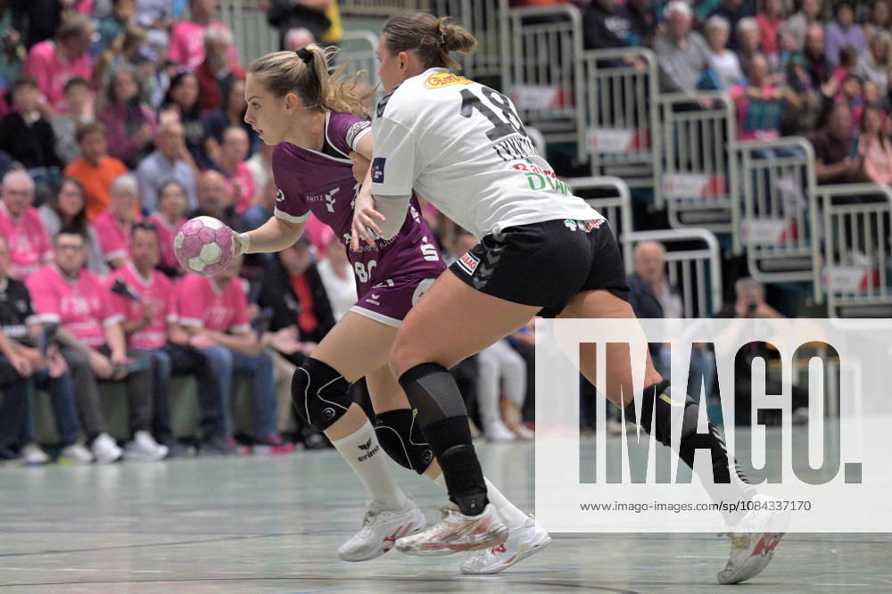 Johanna Farkas (TusSies Metzingen, 19) am Ball gegen Maria Schmidt Lykkegaard (SCM Ramnicu Valcea, 18) TusSies Metzingen vs. SCM Ramnicu Valcea, Handball, EHF, Europa Leauge Qualifikation Rueckspiel, Saison 2026 2027, 10.10.2026 TusSies Metzingen vs. SCM Ramnicu Valcea, Handball, EHF, Europa Leauge Qualifikation Rueckspiel, Saison 2026 2027, 10.10.2026 Metzingen