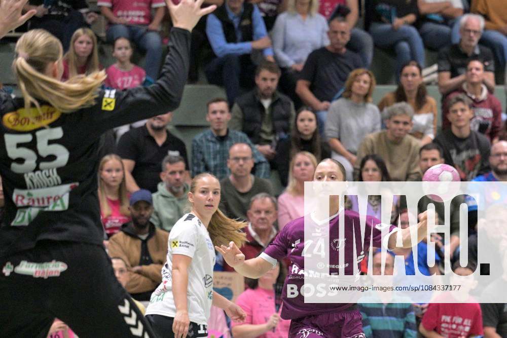 Marie Luisa Stumpf (TusSies Metzingen, 24) beim Torwurf gegen June Cecilie Krogh (SCM Ramnicu Valcea, 55) im Tor TusSies Metzingen vs. SCM Ramnicu Valcea, Handball, EHF, Europa Leauge Qualifikation Rueckspiel, Saison 2026 2027, 10.10.2026 TusSies Metzingen vs. SCM Ramnicu Valcea, Handball, EHF, Europa Leauge Qualifikation Rueckspiel, Saison 2026 2027, 10.10.2026 Metzingen