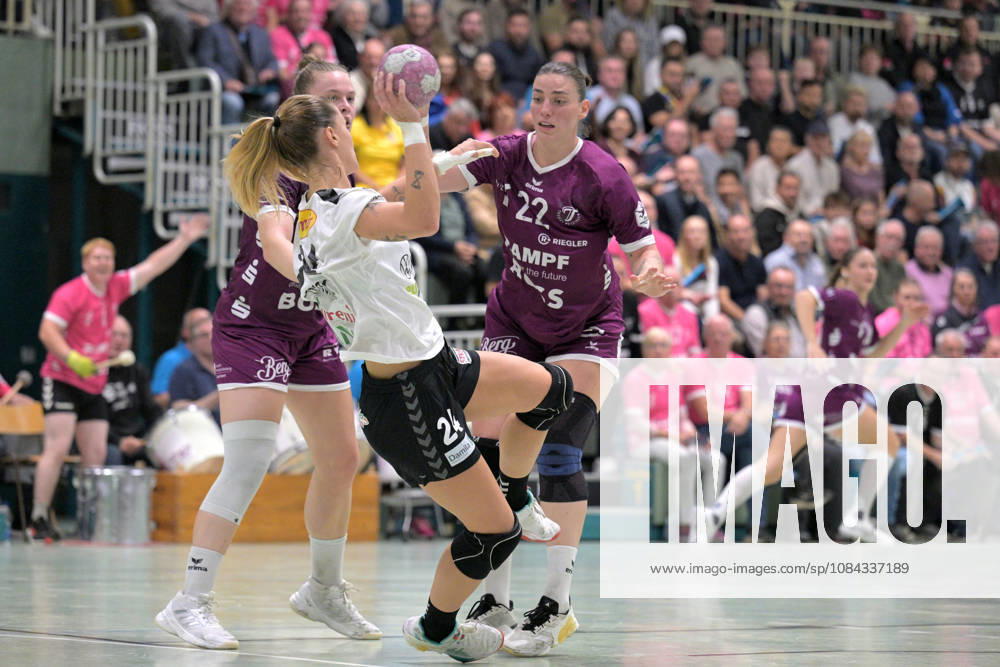 Ida Petzold (TusSies Metzingen, 08) und Gabriela Clausson Bitolo (TusSies Metzingen, 22) gegen Angela Stefania Stoica (SCM Ramnicu Valcea, 24) am Ball TusSies Metzingen vs. SCM Ramnicu Valcea, Handball, EHF, Europa Leauge Qualifikation Rueckspiel, Saison 2026 2027, 10.10.2026 TusSies Metzingen vs. SCM Ramnicu Valcea, Handball, EHF, Europa Leauge Qualifikation Rueckspiel, Saison 2026 2027, 10.10.2026 Metzingen