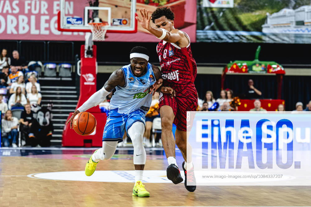Rostock, Deutschland 10. Oktober 2026: easyCredit BBL - 2026 2027 - 5. Spieltag - Rostock Seawolves gegen Fitness First Würzburg Baskets Im Bild: v. li. im Zweikampf TJ Crockett Jr. (Rostock SEAWOLVES) und Brandon Tischler (Fitness First Würzburg Baskets)