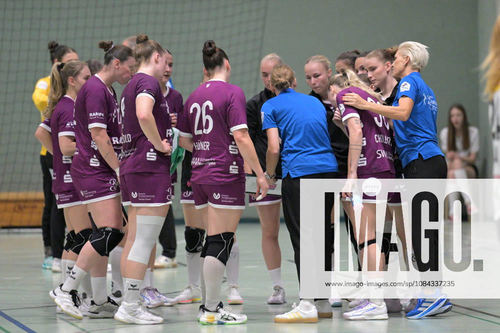Miriam Hirsch (TusSies Metzingen, Trainerin) im Kreis beim Time Out TusSies Metzingen vs. SCM Ramnicu Valcea, Handball, EHF, Europa Leauge Qualifikation Rueckspiel, Saison 2026 2027, 10.10.2026 TusSies Metzingen vs. SCM Ramnicu Valcea, Handball, EHF, Europa Leauge Qualifikation Rueckspiel, Saison 2026 2027, 10.10.2026 Metzingen