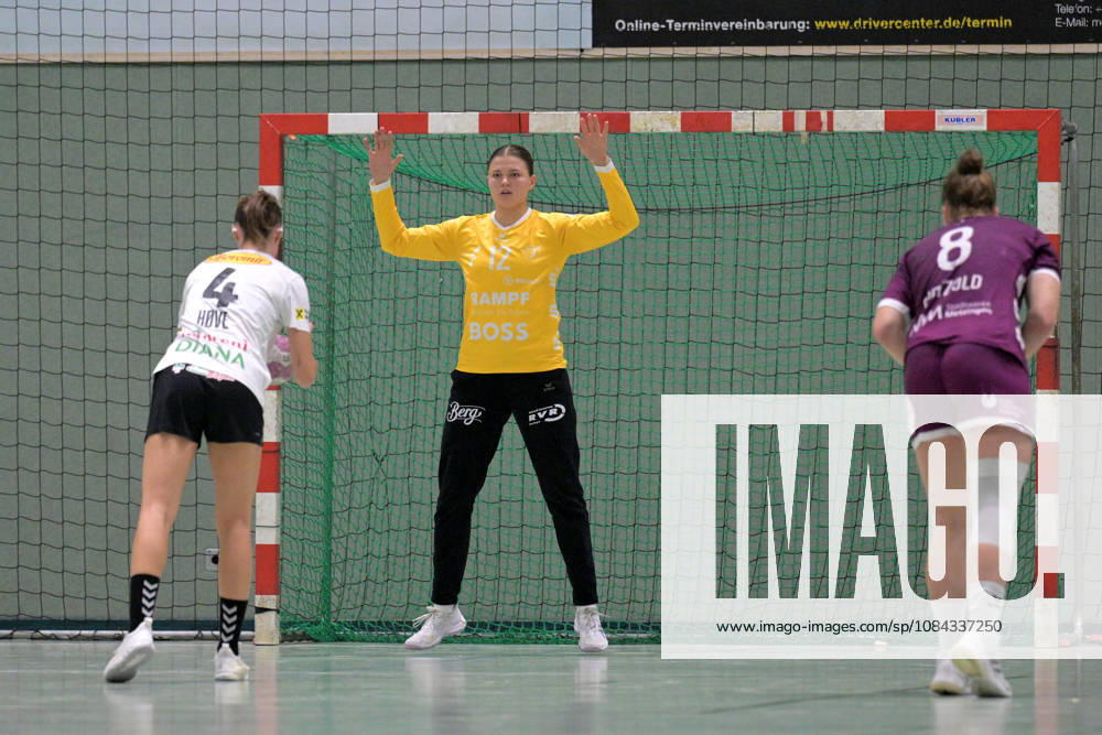 Marie Kristin Weiss (TusSies Metzingen, 12) im Tor im Zweikampf beim 7 Meter mit Tuva Ulsaker Hove (SCM Ramnicu Valcea, 04) TusSies Metzingen vs. SCM Ramnicu Valcea, Handball, EHF, Europa Leauge Qualifikation Rueckspiel, Saison 2026 2027, 10.10.2026 TusSies Metzingen vs. SCM Ramnicu Valcea, Handball, EHF, Europa Leauge Qualifikation Rueckspiel, Saison 2026 2027, 10.10.2026 Metzingen