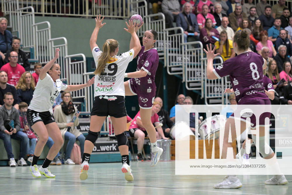 Santina Sabatnig (TusSies Metzingen, 18) am Ball gegen Amalie Wulff Nielsen (SCM Ramnicu Valcea, 11) und Zoe Sprengers (SCM Ramnicu Valcea, 19) TusSies Metzingen vs. SCM Ramnicu Valcea, Handball, EHF, Europa Leauge Qualifikation Rueckspiel, Saison 2026 2027, 10.10.2026 TusSies Metzingen vs. SCM Ramnicu Valcea, Handball, EHF, Europa Leauge Qualifikation Rueckspiel, Saison 2026 2027, 10.10.2026 Metzingen