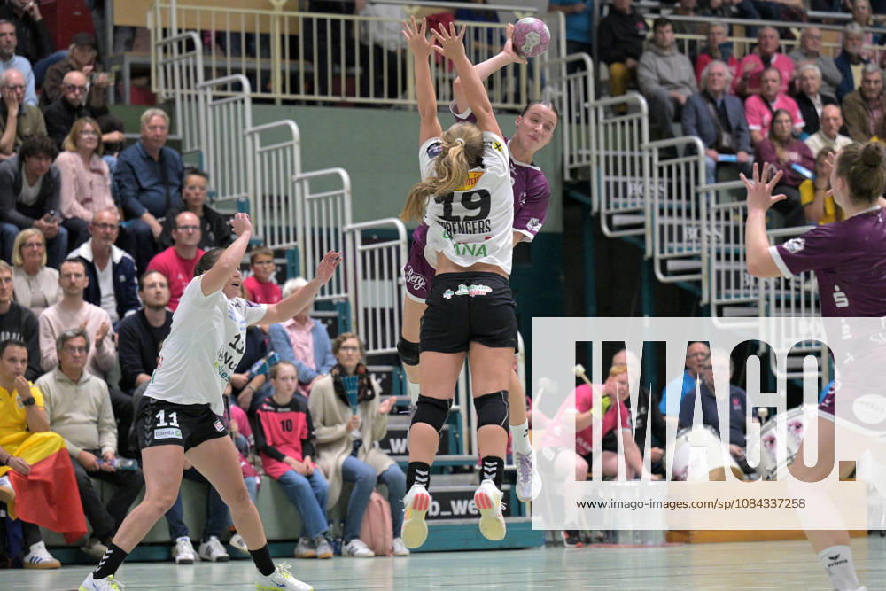 Santina Sabatnig (TusSies Metzingen, 18) am Ball gegen Amalie Wulff Nielsen (SCM Ramnicu Valcea, 11) und Zoe Sprengers (SCM Ramnicu Valcea, 19) TusSies Metzingen vs. SCM Ramnicu Valcea, Handball, EHF, Europa Leauge Qualifikation Rueckspiel, Saison 2026 2027, 10.10.2026 TusSies Metzingen vs. SCM Ramnicu Valcea, Handball, EHF, Europa Leauge Qualifikation Rueckspiel, Saison 2026 2027, 10.10.2026 Metzingen