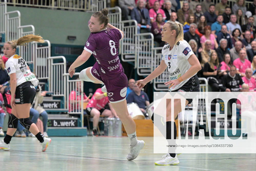 Ida Petzold (TusSies Metzingen, 08) am Ball gegen Emilie Hegh Arntzen (SCM Ramnicu Valcea, 03) TusSies Metzingen vs. SCM Ramnicu Valcea, Handball, EHF, Europa Leauge Qualifikation Rueckspiel, Saison 2026 2027, 10.10.2026 TusSies Metzingen vs. SCM Ramnicu Valcea, Handball, EHF, Europa Leauge Qualifikation Rueckspiel, Saison 2026 2027, 10.10.2026 Metzingen