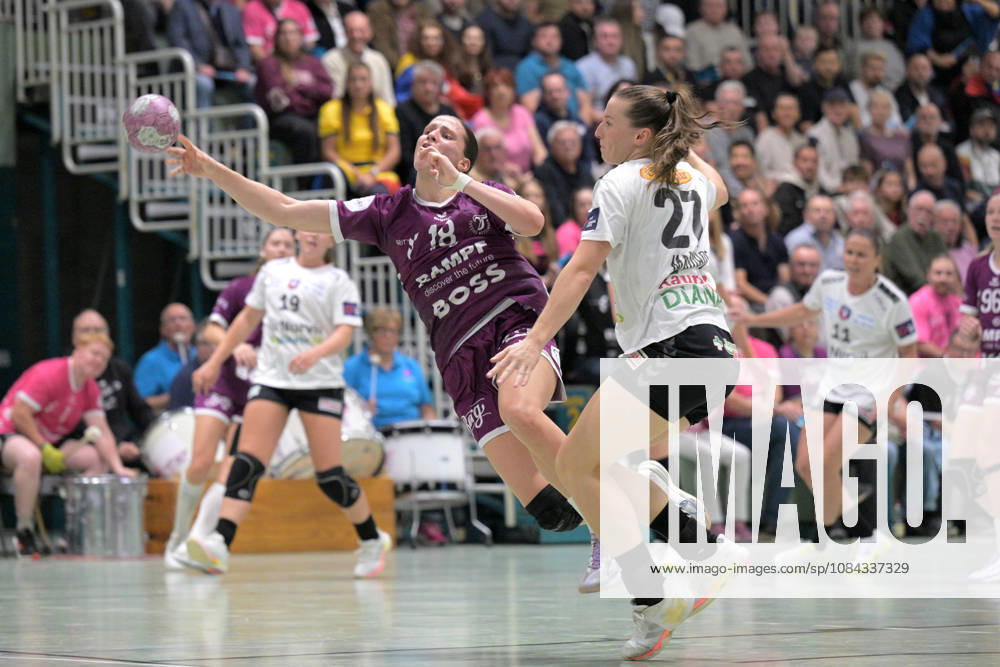 Santina Sabatnig (TusSies Metzingen, 18) beim Torwurf gegen Julia Maidhof (SCM Ramnicu Valcea, 27) TusSies Metzingen vs. SCM Ramnicu Valcea, Handball, EHF, Europa Leauge Qualifikation Rueckspiel, Saison 2026 2027, 10.10.2026 TusSies Metzingen vs. SCM Ramnicu Valcea, Handball, EHF, Europa Leauge Qualifikation Rueckspiel, Saison 2026 2027, 10.10.2026 Metzingen