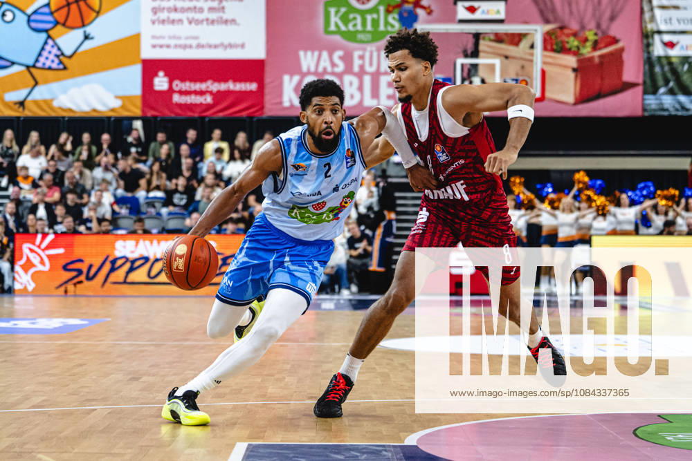 Rostock, Deutschland 10. Oktober 2026: easyCredit BBL - 2026 2027 - 5. Spieltag - Rostock Seawolves gegen Fitness First Würzburg Baskets Im Bild: v. li. im Zweikampf Zach Copeland (Rostock SEAWOLVES) und Brandon Tischler (Fitness First Würzburg Baskets)
