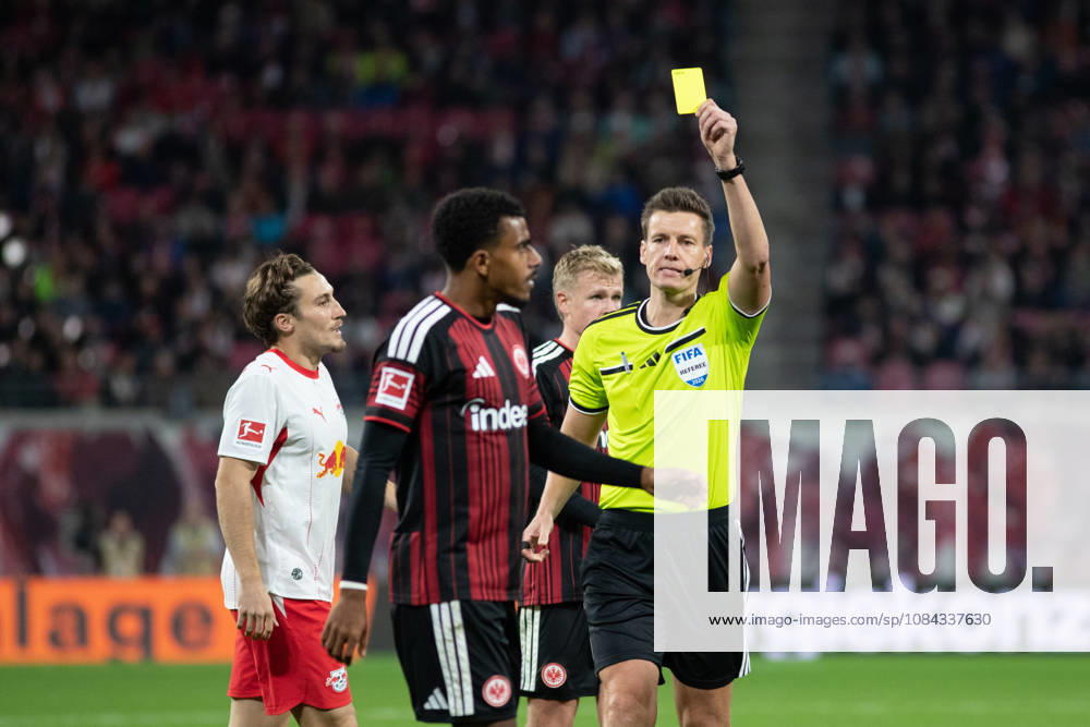 1. Fußball Bundesliga: RB Leipzig - Eintracht Frankfurt; 10.10.2026 Schiedsrichter Daniel Siebert zeigt die Gelbe Karte, Verwarnung. LEIPZIG, DEUTSCHLAND - OCTOBER 10: Bundesliga-Spiel RB Leipzig - Eintracht Frankfurt in der Red Bull Arena am 5. Spieltag der 1. Bundesliga am October 10, 2026 in Leipzig, Deutschland. DFL REGULATIONS PROHIBIT ANY USE OF PHOTOGRAPHS AS IMAGE SEQUENCES AND OR QUASI-VIDEO.