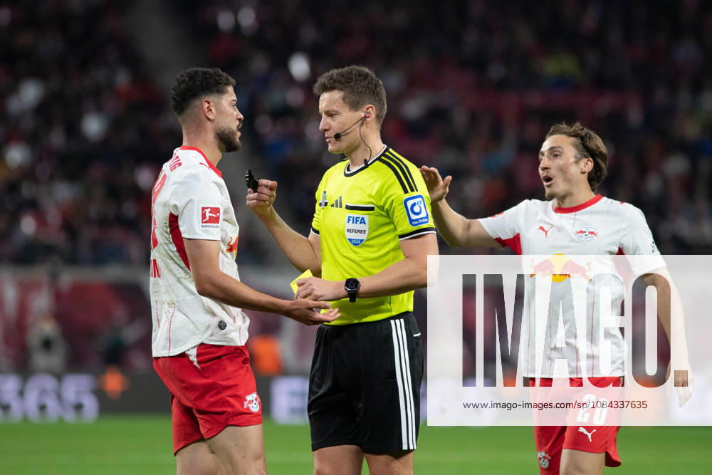 1. Fußball Bundesliga: RB Leipzig - Eintracht Frankfurt; 10.10.2026 Schiedsrichter Daniel Siebert im Dialog mit Romulo Cardoso da Cruz (40, RB Leipzig). LEIPZIG, DEUTSCHLAND - OCTOBER 10: Bundesliga-Spiel RB Leipzig - Eintracht Frankfurt in der Red Bull Arena am 5. Spieltag der 1. Bundesliga am October 10, 2026 in Leipzig, Deutschland. DFL REGULATIONS PROHIBIT ANY USE OF PHOTOGRAPHS AS IMAGE SEQUENCES AND OR QUASI-VIDEO.
