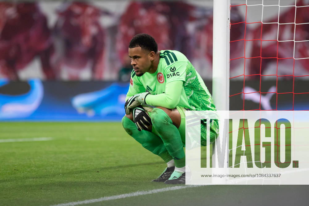 1. Fußball Bundesliga: RB Leipzig - Eintracht Frankfurt; 10.10.2026 Torwart Noah Atubolu (1, Eintracht Frankfurt) hockt am Torpfosten. LEIPZIG, DEUTSCHLAND - OCTOBER 10: Bundesliga-Spiel RB Leipzig - Eintracht Frankfurt in der Red Bull Arena am 5. Spieltag der 1. Bundesliga am October 10, 2026 in Leipzig, Deutschland. DFL REGULATIONS PROHIBIT ANY USE OF PHOTOGRAPHS AS IMAGE SEQUENCES AND OR QUASI-VIDEO.