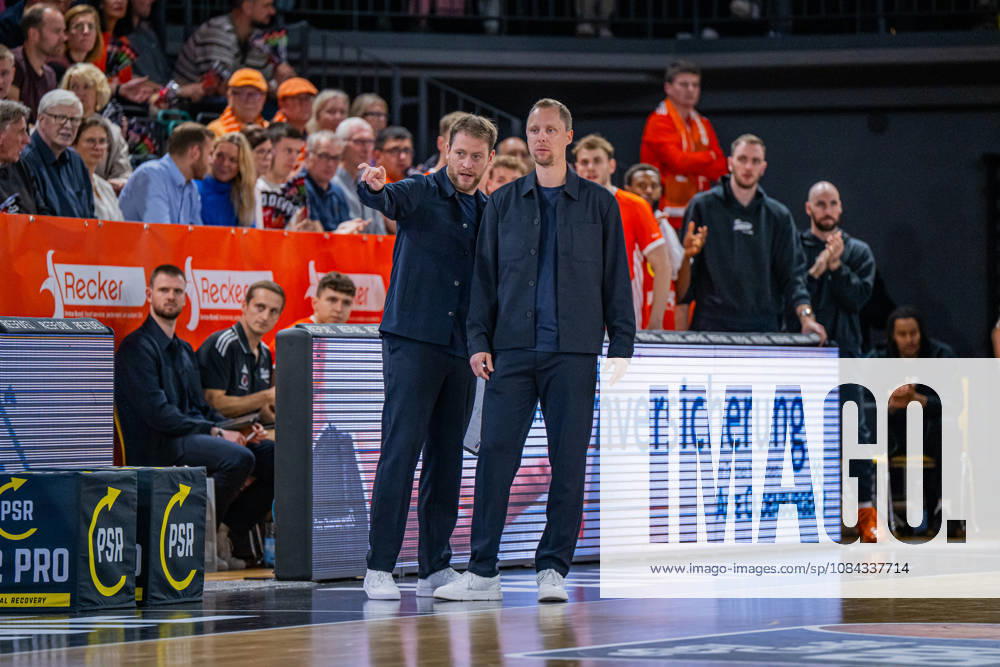 1. Basketball Bundesliga, easyCredit BBL, Saison 2026 2027, Herren, Hauptrunde, 5. Spieltag, 10.10.2026, RASTA Vechta - ratiopharm ulm Christian Held (Head-Coach - RASTA Vechta) im Gespräch mit Marius Graf (Assistent Coach - RASTA Vechta) Vechta RASTA Dome Niedersachsen Deutschland