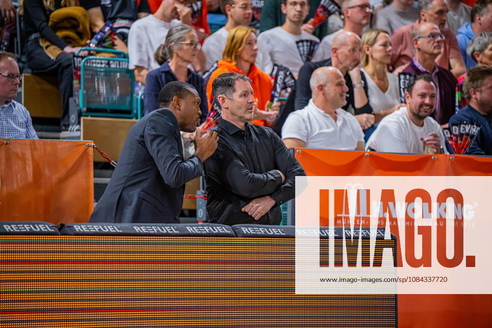 1. Basketball Bundesliga, easyCredit BBL, Saison 2026 2027, Herren, Hauptrunde, 5. Spieltag, 10.10.2026, RASTA Vechta - ratiopharm ulm Ty Harrelson (Head Coach - ratiopharm ulm) im Gespräch mit Tyron McCoy (Assistent Coach - ratiopharm ulm) Vechta RASTA Dome Niedersachsen Deutschland