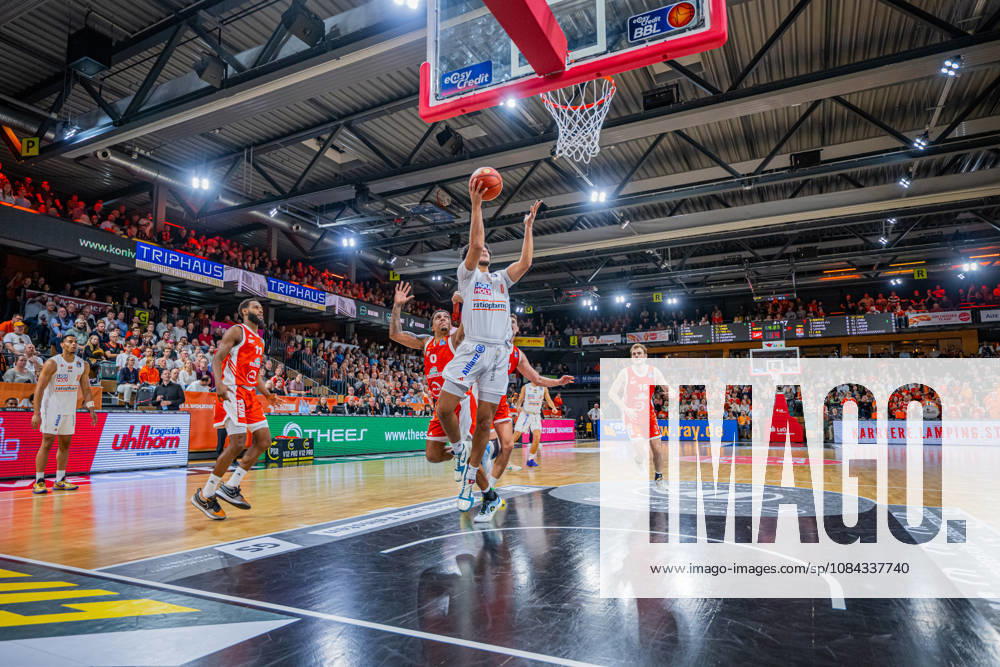 1. Basketball Bundesliga, easyCredit BBL, Saison 2026 2027, Herren, Hauptrunde, 5. Spieltag, 10.10.2026, RASTA Vechta - ratiopharm ulm Adam Atamna ( 0 - ratiopharm ulm) beim Korbleger Vechta RASTA Dome Niedersachsen Deutschland