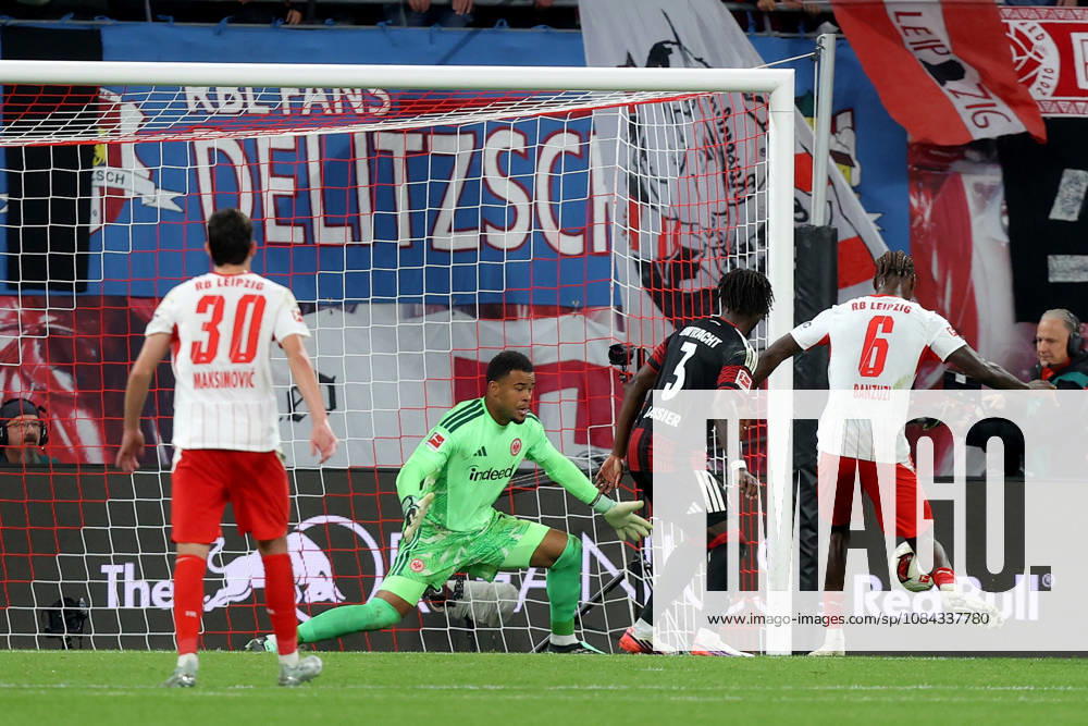 Fussball 1.Bundesliga, RB Leipzig - Eintracht Frankfurt v.l. Noah Atubolu (Eintracht Frankfurt) Lilian Brassier (Eintracht Frankfurt) Ezechiel Banzuzi (RB Leipzig) Zweikampf, Aktion, action, battle for the ball Leipzig