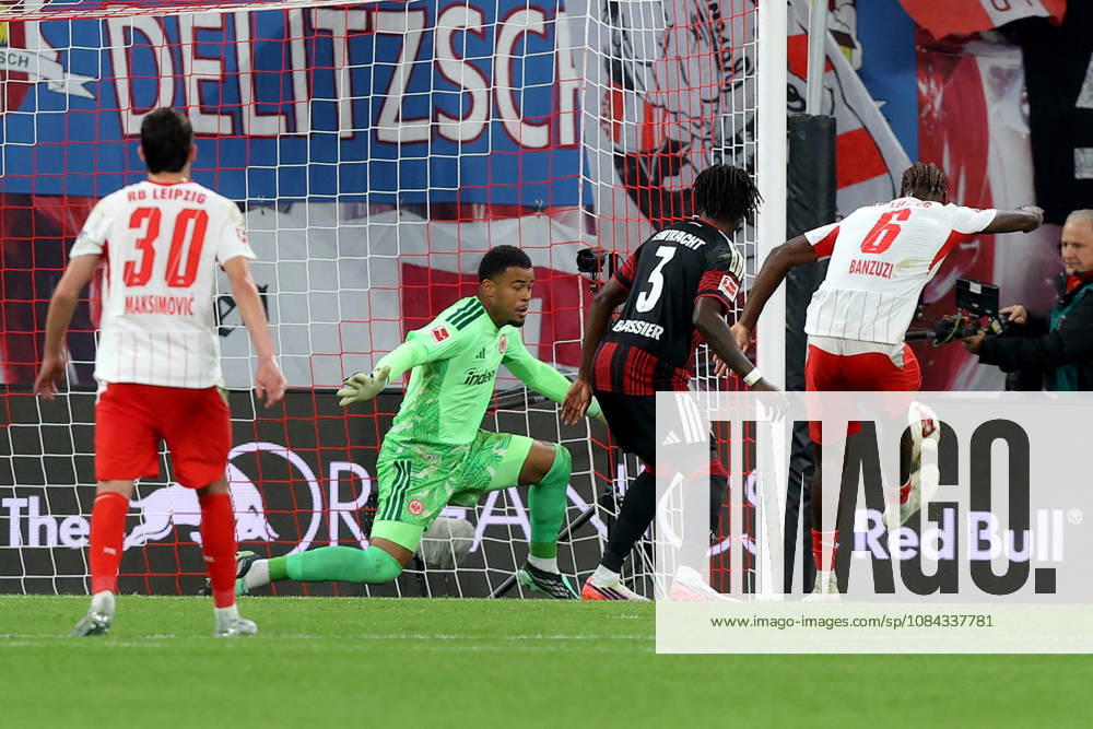Fussball 1.Bundesliga, RB Leipzig - Eintracht Frankfurt v.l. Noah Atubolu (Eintracht Frankfurt) Lilian Brassier (Eintracht Frankfurt) Ezechiel Banzuzi (RB Leipzig) Zweikampf, Aktion, action, battle for the ball Leipzig