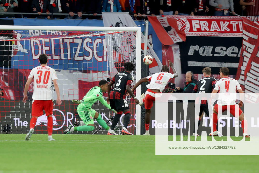 Fussball 1.Bundesliga, RB Leipzig - Eintracht Frankfurt v.l. Noah Atubolu (Eintracht Frankfurt) Lilian Brassier (Eintracht Frankfurt) Ezechiel Banzuzi (RB Leipzig) Zweikampf, Aktion, action, battle for the ball Leipzig