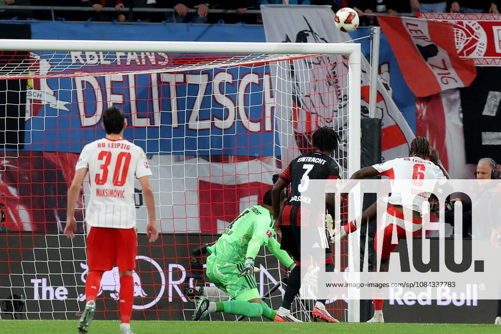 Fussball 1.Bundesliga, RB Leipzig - Eintracht Frankfurt v.l. Noah Atubolu (Eintracht Frankfurt) Lilian Brassier (Eintracht Frankfurt) Ezechiel Banzuzi (RB Leipzig) Zweikampf, Aktion, action, battle for the ball Leipzig