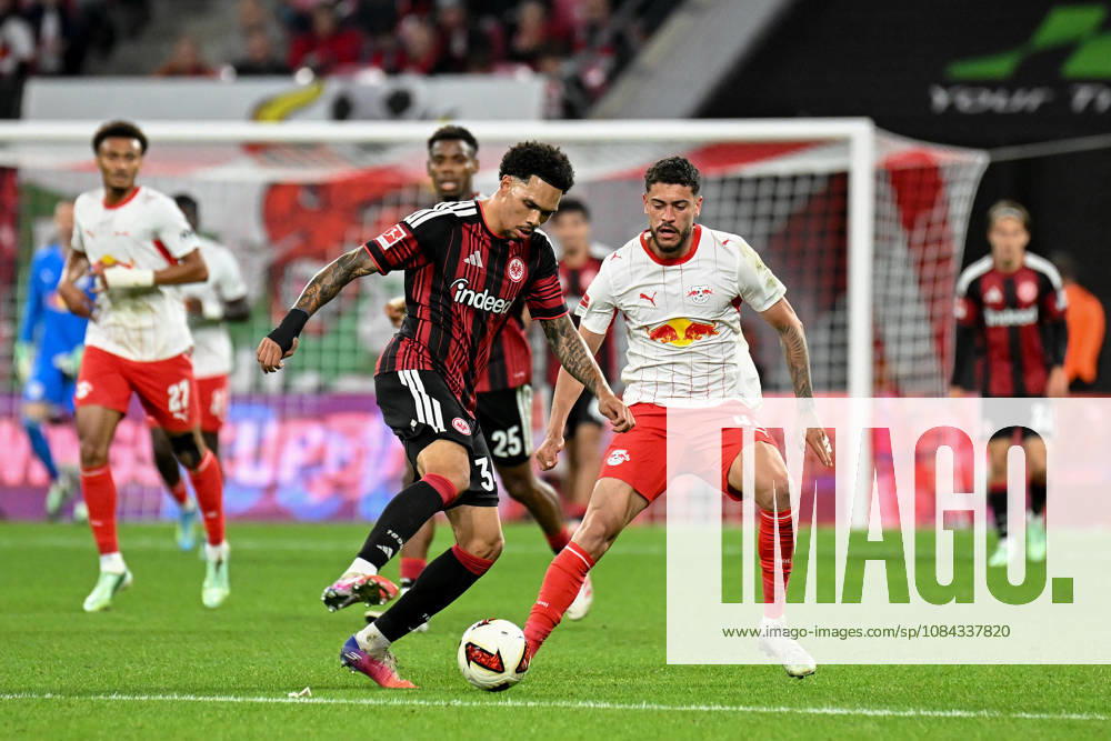 Fußball I Herren I Saison 2026-2027 I Bundesliga I 5. Spieltag I RB Leipzig - Eintracht Frankfurt I 10.10.2026 Pharrell Collins (34, Eintracht Frankfurt), Romulo Cardoso Da Cruz (40, RB Leipzig) Leipzig Red Bull Arena Sachsen Deutschland