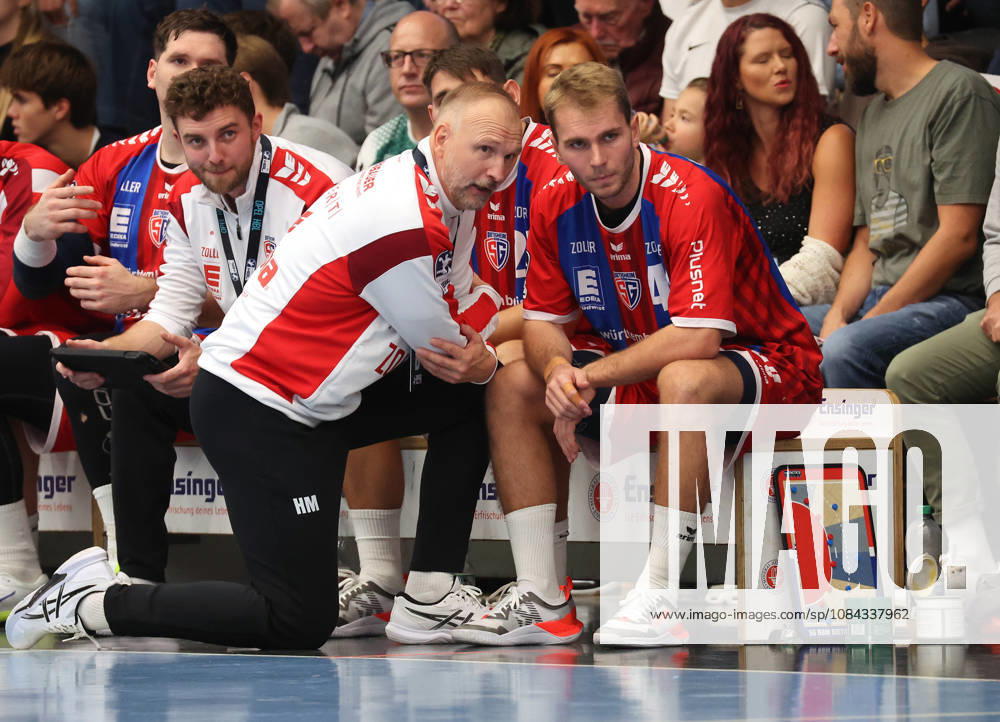 Deutschland, Göppingen, Handball Opel HBL Bundesliga, FRISCH AUF! Göppingen vs. SG BBM Bietigheim, v.l. BBM Trainer Hartmut Mayerhoffer, Mathias Larson (BBM)