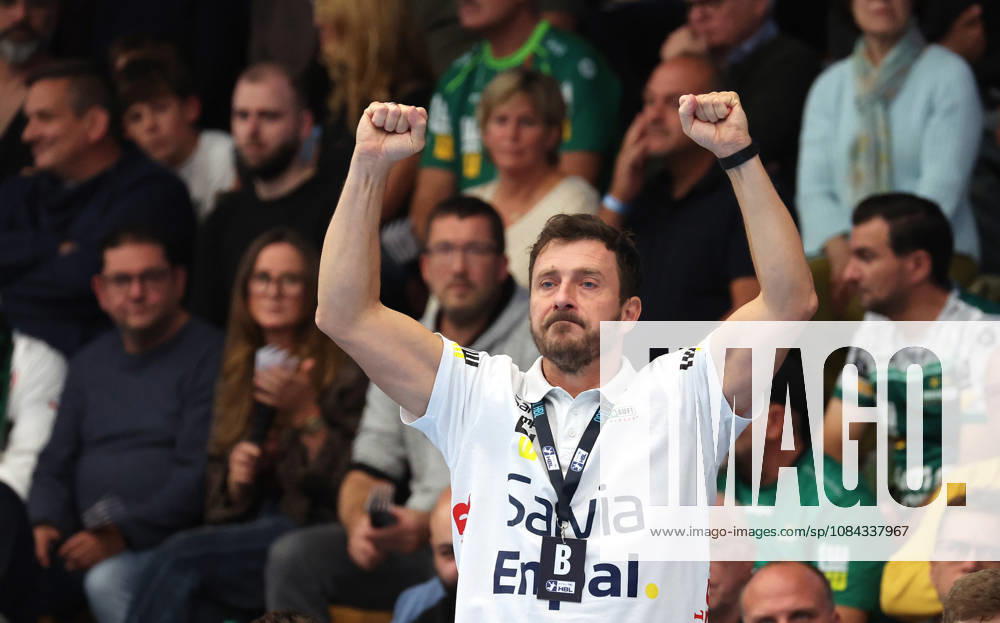 Deutschland, Göppingen, Handball Opel HBL Bundesliga, FRISCH AUF! Göppingen vs. SG BBM Bietigheim, FAG Trainer Ben Matschke, jubelt, Jubel, ballt die Fäuste, Faust