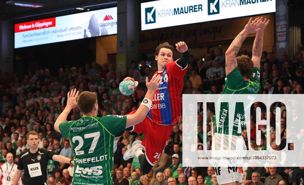 Deutschland, Göppingen, Handball Opel HBL Bundesliga, FRISCH AUF! Göppingen vs. SG BBM Bietigheim, v.l. Oskar Sunnefeldt (FAG), Maxim Orlov (BBM), Viktor Klöve (FAG)