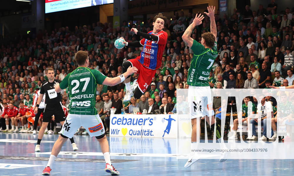 Deutschland, Göppingen, Handball Opel HBL Bundesliga, FRISCH AUF! Göppingen vs. SG BBM Bietigheim, v.l. Oskar Sunnefeldt (FAG), Maxim Orlov (BBM), Viktor Klöve (FAG)