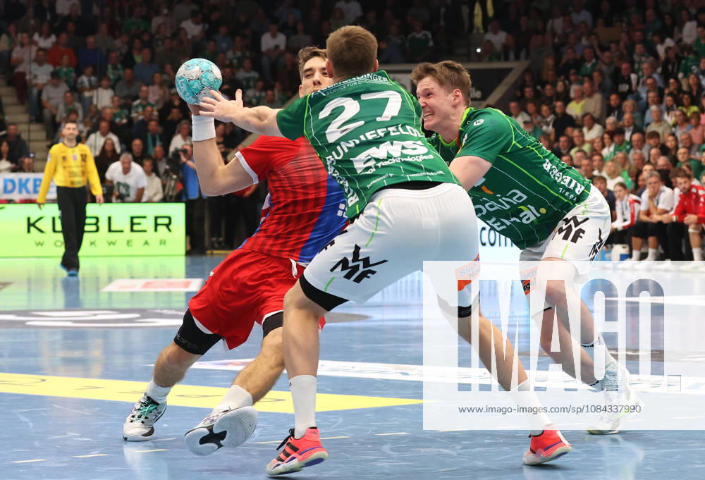 Deutschland, Göppingen, Handball Opel HBL Bundesliga, FRISCH AUF! Göppingen vs. SG BBM Bietigheim, v.l. Nikola Vlahovic (BBM), Oskar Sunnefeldt (FAG)
