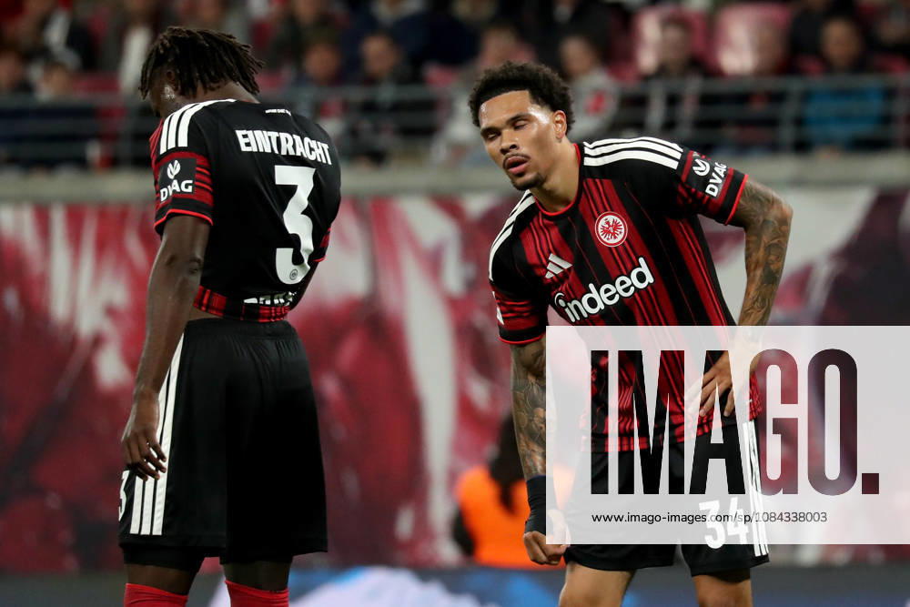Fussball 1.Bundesliga, RB Leipzig - Eintracht Frankfurt v.l. Lilian Brassier (Eintracht Frankfurt) Nnamdi Collins (Eintracht Frankfurt) Enttäuscht, traurig, frustriert, ratlos, Leipzig